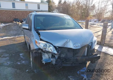 2017 Toyota Sienna Le 7 Passenger z USA, uszkodzony, nr VIN 5TDJZ3DC9HS183536